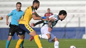 Ivo Rodrigues (D) do Moreirense disputa a bola com Yanis Begraoui do Estoril Praia no jogo da 33ª jornada da Primeira Liga de Futebol, realizado no estádio Comendador Joaquim de Almeida Freitas em Moreira de Cónegos,  11 de maio de 2025. FERNANDO VELUDO/LUSA