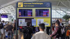 epa12182596 People view flight information at Ngurah Rai International Airport in Bali, Indonesia, 18 June 2025. Numerous flights to and from Bali were canceled following the eruption of Mount Lewotobi Laki-Laki in East Nusa Tenggara on 17 June 2025. The volcano sent a massive ash plume soaring 10 km high.  EPA/MADE NAGI