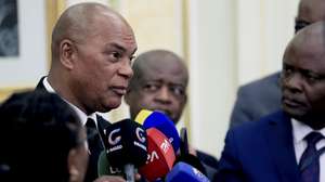 O líder da UNITA, Adalberto Costa Júnior, fala aos jornalistas após o encontro com o Presidente angolano, João Lourenço (» ausente na fotografia), no Palácio Presidencial em Luanda, Angola, 13 de maio de 2025. AMPE ROGÉRIO/LUSA