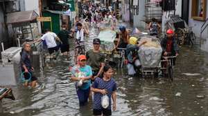 epaselect epa12515450 People walk in flood water in a district flooded due to high tide and storm surge in coastal areas caused by typhoon Fung-Wong in Navotas City, Metro Manila, Philippines, 10 November 2025. Typhoon Fung-Wong crossed the Bicol region and northern Luzon region of the country overnight beginning 09 November, causing floods, power outtages and damage to property due strong winds. According to the Philippine Atmospheric, Geophysical, and Astronomical Services Administration (PAGASA), the typhoon is projected to be 135 kilometers west-northwest of La Union province in the northern Philippines moving west-northwest at 20 kilometers per hour with maximum winds of 130 kilometers per hour.  EPA/ROLEX DELA PENA  EPA/ROLEX DELA PENA