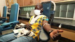 Um dador de sangue no Hospital Central de Maputo (HCM), em Maputo, Moçambique, 12 de janeiro de 2026. Preconceito e dúvidas ainda afastam os moçambicanos das dádivas de sangue, asseguradas, sobretudo, por familiares em casos de urgência, explica à Lusa a diretora do Banco de Sangue do Hospital Central de Maputo (HCM), o maior do país. (ACOMPANHA TEXTO DA LUSA DO DIA 19 DE JANEIRO DE 2026). LUÍSA NHANTUMBO/LUSA