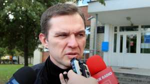 epa12472124 (FILE) Andrzej Poczobut, a correspondent for one of Poland's major newspapers, Gazeta Wyborcza, speaks to media in front of a court in Grodno, Belarus, 23 September 2013 (reissued 22 October 2025). European Parliament President Roberta Metsola announced on 22 October that Polish-Belarusian journalist Andrzej Poczobut, who is serving an 8 year sentence in Belarus, and Georgian journalist Mzia Amaglobeli, who is serving a 2 year sentence in Georgia, were awarded the Sakharov Prize for Freedom of Thought.  EPA/Stringer *** Local Caption *** 51011837