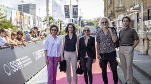 epa12392880 Spanish director Avelina Prat (2-L) and Portuguese actor Maria de Medeiros (C) of the film 'Una Quinta Portuguesa' (The Portuguese House) pose with crew members on the red carpet at the 73rd San Sebastian Film Festival (SSIFF) in San Sebastian, Spain, 20 September 2025. The event runs from 19 to 27 September 2025.  EPA/Javier Etxezarreta