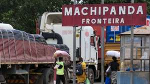 Mulheres "viúvas de frete" carregam trouxas e embrulhos na cabeça na principal passagem terrestre entre Moçambique o Zimbábue, a fronteira de Machipanda, no Chimoio, Moçambique, 20 de fevereiro de 2023. Há muitas cargas a circular porque o Zimbábue voltou a viver uma derrapagem económica, acentuada com uma grave escassez de dólar americano, que circula em paralelo com o “bond” zimbabueano, altamente desvalorizado. (ACOMPANHA TEXTO DA LUSA DO DIA 05 DE MARÇO DE 2023). ANDRÉ CATUEIRA/LUSA