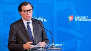Manuel Castro Almeida, ministro da Economia, fala aos jornalistas após a reunião do Conselho de Ministros na Guarda, 1 de outubro de 2026.  MIGUEL PEREIRA DA SILVA/LUSA