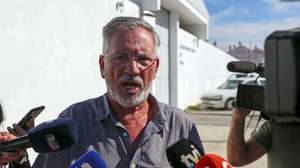 O ex-ministro Armando Vara fala aos jornalistas à saída do Estabelecimento Prisional de Évora, após ser libertado no âmbito da aplicação das medidas excecionais devido à pandemia de covid-19, Évora, 11 de outubro de 2021. Cumpriu neste estabelecimento prisional cerca de metade da pena única de cinco anos de prisão a que foi condenado no âmbito do processo Face Oculta. NUNO VEIGA/LUSA