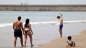 Cidadãos aproveitam o calor que se faz sentir na praia de Matosinhos, 02 de maio 2023. A continuação de temperaturas elevadas, ausência de precipitação e perigo de incêndio muito elevado são algumas das previsões do Instituto Português do Mar e das Atmosfera (IPMA) para os próximos meses. ESTELA SILVA/LUSA