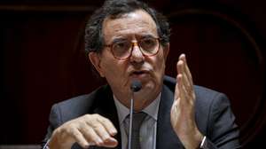 O ministro Adjunto e Coesão Territorial, Manuel Castro Almeida, intervém durante a sua audição perante a Comissão de Poder Local e Coesão Territorial a requerimento do grupo parlamentar do Chega, na Assembleia da República, em Lisboa, 28 de maio de 2024. FILIPE AMORIM/LUSA