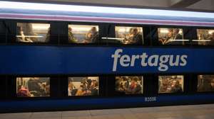 Uma carruagem de um comboio da Fertagus na Estação Ferroviária do Pragal, em Almada, 14 de janeiro de 2025. A presidente da câmara municipal de Almada, Inês Medeiros fez esta manhã uma declaração sobre os constrangimentos apontados por vários utentes em horas de ponta na linha da Fertagus e particularmente na estação do Pragal. RUI MINDERICO/LUSA