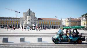 Turistas passeiam pela Praça do Comércio, em Lisboa, 06 de agosto de 2024. Baixa. Turismo. Tuk-tuk. Terreiro do Paço. ANTÓNIO PEDRO SANTOS/LUSA