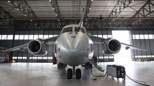 Uma aeronave KC-390 na oficina de manutenção, que foi hoje visitada pelo ministro da Defesa Nacional, Nuno Melo, e o seu homólogo da Suécia, Pål Jonson, na Esquadra 506 da Força Aérea, Base Aérea n.º 11, Beja, 18 de setembro de 2025. NUNO VEIGA/LUSA