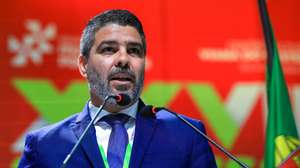 O presidente da Associação Nacional dos Municípios Portugueses (ANMP), Pedro Pimpão, discursa durante a sessão de encerramento do XXVII Congresso da Associação Nacional de Municípios Portugueses, sob o lema: Poder Local - A proximidade que transforma Portugal, em Viana do Castelo, 14 de dezembro de 2025. ESTELA SILVA/LUSA