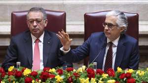 O presidente da Assembleia da República, José Pedro Aguiar-Branco (D), ladeado pelo Presidente da República, António José Seguro (E), intervém na sessão solene comemorativa do 50.º aniversário da Constituição da República Portuguesa, na Assembleia da República, em Lisboa, 02 de abril de 2026. O parlamento assinala hoje numa sessão solene os 50 anos da Constituição da República Portuguesa (CRP), aprovada a 02 de abril de 1976 e que fundou os princípios basilares do regime democrático. MIGUEL A. LOPES/LUSA