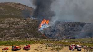Bombeiros combatem o incêndio que consome mato, junto à povoação de Cando, na Serra da Freita, Arouca, 18 de agosto de 2026. PAULO NOVAIS/LUSA