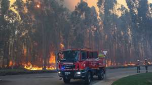 Bombeiros combatem o incêndio florestal que deflagrou ao início da tarde na zona de Eirol/Eixo, no concelho de Aveiro, e obrigou ao corte da Autoestrada do Norte (A1), em Aveiro, 18 de setembro de 2026. PAULO NOVAIS/LUSA