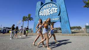 Festivaleiros à chegada para o Festival Sudoeste, na Zambujeira do Mar, Odemira, 02 de agosto de 2022. São milhares os festivaleiros, uns pela primeira vez, outros já repetentes, que por estes dias rumam até à Zambujeira do Mar, em Odemira (Beja), para momentos de convívio e música no regresso do Festival Sudoeste ao litoral alentejano. (ACOMPANHA TEXTO DA LUSA DO DIA 03 DE AGOSTO DE 2022). TIAGO CANHOTO/LUSA