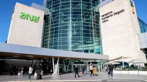 Passageiros à entrada do Aeroporto Humberto Delgado, Lisboa, 21 de janeiro de 2020. Elementos da PSP e da GNR realizam hoje protestos em simultâneo em Braga, Lisboa e Faro, numa ação convocada pelos sindicatos, enquanto o Movimento Zero (M0) inicia uma vigília nos aeroportos portugueses.  JOÃO RELVAS/LUSA