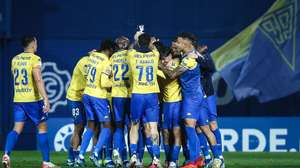 Os jogadores do GD Estoril Praia festejam após a marcação do 4-0, durante o jogo da Primeira Liga de Futebol entre o GD Estoril Praia e o GD Chaves, disputado no Estádio António Coimbra da Mota, no Estoril, 10 de dezembro de 2023. RODRIGO ANTUNES/LUSA