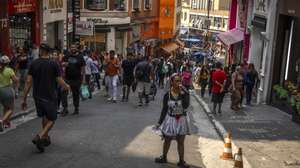 epa11582722 People walk for a zone of the Rua 25 de Marco in the downtown of Sao Paulo, Brazil, 03 September 2024. The Brazilian economy grew 1.4 percent in the second quarter of the year compared to the first quarter, the government reported on 03 September.  EPA/ISAAC FONTANA