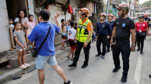 epa11724194 City emergency response personnel (R) talk to residents of a flood-prone district to consider early evacuation or take necessary precaution in anticipation of possible effects of typhoon Man-Yi in Quezon City, Metro Manila, Philippines, 16 November 2024. The Philippines' weather bureau forecasts the center of Typhoon Man-Yi to be 120 kilometers east of Catanduanes province and could make landfall in the Bicol region during the weekend, prompting local government units in the typhoon's projected path to encourage residents to evacuate to safe facilities and take precaution against possible floods and strong winds.  EPA/ROLEX DELA PENA