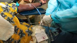 Um dador de sangue no Hospital Central de Maputo (HCM), em Maputo, Moçambique, 12 de janeiro de 2026. Preconceito e dúvidas ainda afastam os moçambicanos das dádivas de sangue, asseguradas, sobretudo, por familiares em casos de urgência, explica à Lusa a diretora do Banco de Sangue do Hospital Central de Maputo (HCM), o maior do país. (ACOMPANHA TEXTO DA LUSA DO DIA 19 DE JANEIRO DE 2026). LUÍSA NHANTUMBO/LUSA