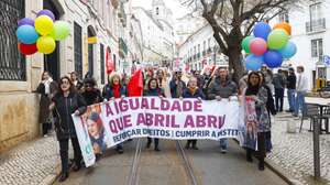 O secretário-geral da CGTP-IN, Tiago Oliveira (2-D), participa na Marcha pela Igualdade, convocada pela CGTP-IN e promovida pela Comissão para a Igualdade entre Mulheres e Homens, em Lisboa, 06 de março de 2026. A iniciativa passa por 26 cidades e em mais de mil locais de trabalho, com o lema “A Igualdade que Abril abriu. Reforçar Direitos. Cumprir a Constituição”. A semana inclui plenários, tribunas públicas, debates, marchas e desfiles e a divulgação de cinco estudos sobre a situação atual da mulher no trabalho. ANTÓNIO PEDRO SANTOS/LUSA