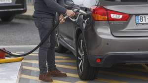 Um automobilista abastece a sua viatura num posto de combustíveis, em virtude de mais um aumento na próxima segunda-feira, em Lisboa, 20 de março de 2026. ANTÓNIO PEDRO SANTOS/LUSA