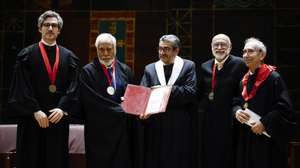 O primeiro-ministro timorense, Kay Rala Xanana Gusmão (2-E), posa para a fotografia acompanhado pelo reitor da Universidade de Lisboa, Luís Ferreira (C), e pelo Professor Doutor Jorge Miranda (D), durante a cerimónia de entrega do Prémio Professor Doutor Jorge Miranda, na Aula Magna da Universidade de Lisboa, 25 de junho de 2026. FILIPE AMORIM/LUSA