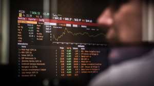Um monitor mostra os valores do PSI-20, o índice que agrega as 20 maiores empresas cotadas na Euronext Lisboa, em Lisboa, 8 de novembro de 2021. MÁRIO CRUZ/LUSA