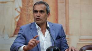 O coordenador dos deputados do Partido Socialista (PS) na comissão de inquérito à TAP, Carlos Pereira, em declarações durante uma conferência de imprensa sobre a sua decisão de deixar todas as suas funções neste órgão parlamentar, na Assembleia da República, em Lisboa, 14 de abril de 2023. O economista e antigo líder do PS no parlamento da Madeira estava já no centro de uma polémica depois de se saber que participou numa reunião com a ex-presidente executiva da TAP, Christine Ourmières-Widener, e com assessores do Governo em 17 de janeiro, na véspera de uma audição desta na Assembleia da República. MANUEL DE ALMEIDA/LUSA