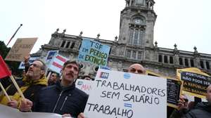 Trabalhadores participam na greve de 24 horas das redações do Jornal de Notícias, TSF, O Jogo e Diário de Notícias, detidas pelo Global Media Group (GMG), convocada pelo Sindicato dos Jornalistas, Porto, 10 de janeiro de 2024. Os trabalhadores do GMG "exigem o pagamento imediato das retribuições em falta, do subsídio de Natal e a remuneração devida aos prestadores de serviço, vulgo “recibos verdes”; exigem que a Comissão Executiva ponha termo imediato a qualquer processo que determine a cessação de contratos de trabalho; exigem que a administração coloque o seu foco no investimento e na melhoria das condições de trabalho de forma a projetar o crescimento do grupo e a propiciar condições para uma efetiva liberdade de informação de todos os cidadãos". FERNANDO VELUDO/LUSA
