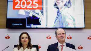 O CEO do Santander Totta, Pedro Castro e Almeida (D), acompanhado pela atual vice-presidente executiva e futura CEO, Isabel Guerreiro (E), em conferência de imprensa para divulgação dos resultados do ano de 2025 da instituição bancária, na sede em Lisboa, 05 de fevereiro de 2025. FILIPE AMORIM/LUSA