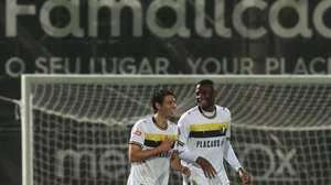 Os jogadores do Famalicão, Pedro Santos e Umar Abubakar (D), festejam um golo durante o jogo da I Liga de Futebol, Famalicão vs AVS, realizado no estádio Municipal de Famalicão, em Vila Nova de Famalicão, 09 de fevereiro de 2026. ESTELA SILVA/LUSA