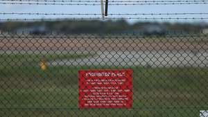 epa13268477 Security fencing at RAF Fairford in Gloucestershire, Britain, 28 September 2026. Five men have been arrested on suspicion of explosive and terrorism offences after a major incident was declared at the airbase in the west of England. Bomb disposal teams have been examining a number of vehicles near RAF Fairford, and dozens of homes in the surrounding area have been evacuated. RAF Fairford has recently been used by the US Air Force to carry out strikes on Iran.  EPA/NEIL HALL