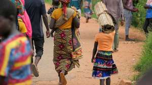 Mmala, aldeia moçambicana em Cabo Delgado, tinha mais de 11 mil pessoas, mas dois ataques dos terroristas levaram a população a fugir nos últimos dias com crianças ao colo, carregando à cabeça o pouco que escapou à destruição. Face a isto, a solução tem sido fugir à pressa, nomeadamente para a vila de Chiùre, hoje o último reduto de alguma segurança nas proximidades. Ainda assim, uma viagem de três dias a pé, por campos agrícolas e estradas, num movimento de milhares de pessoas em simultâneo,  Cabo Delgado, Moçambique, 24 de fevereiro de 2024. (ACOMPANHA TEXTO DE 25/02/2024) PAULO JULIÃO/LUSA