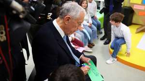 O Presidente da República, Marcelo Rebelo de Sousa, escreve o sentimento que sente no momento, durante uma visita à associação de solidariedade social do Grupo Nabeiro Coração Delta, no âmbito da sessão comemorativa do 20.º aniversário da associação, Campo Maior, 31 de janeiro de 2025. NUNO VEIGA/LUSA