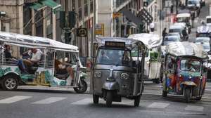Veículos 'tuk-tuk' circulam pela zona histórica da cidade de Lisboa, 10 de abril de 2025. Em Lisboa, a circulação e o estacionamento dos ‘tuk-tuk’ passaram a ter zonas de restrição desde 01 de abril, com a proibição de passagem em 337 ruas da capital, na sequência de um despacho da Câmara Municipal. (ACOMPANHA TEXTO DA LUSA DO DIA 11 DE ABRIL DE 2025). TIAGO PETINGA/LUSA