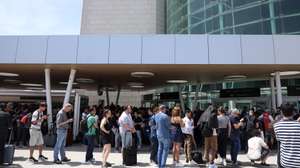 Commuters queues at the entrance of departures at Lisbon's Humberto Delgado airport as the area is closed due to the blackout affecting Spain and Portugal, in Lisbon, Portugal, April 28, 2025. The government has set up a working group to monitor the blackout affecting Portugal from north to south and other European countries, noting that the problem "may have originated" outside Portugal. TIAGO PETINGA/LUSA