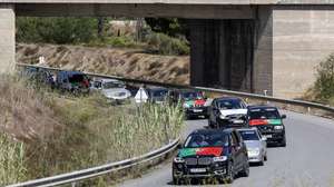 Participantes na marcha lenta contra o aumento dos combustíveis, organizada por um grupo de cidadãos, à chegada para uma passagem pela refinaria da Petrogal, Sines, 07 de agosto de 2026. NUNO VEIGA/LUSA