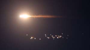 epa12855291 Projectile trails cross the sky above Jerusalem, 27 March 2026, as sirens alerting of incoming ballistic missiles sound across Israel. The Israeli military reported that it had detected missiles launched from Iran toward Israel, several of which struck central Israel.  EPA/ABIR SULTAN -- BEST QUALITY AVAILABLE