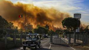 Nuvens do incêndio do Seixal vistas perto do paiol da NATO, Fernão Ferro, 11 de setembro de 2024. Segundo o ‘site’ da Autoridade Nacional de Emergência e Proteção Civil, pelas 16:10 encontravam-se no local 355 operacionais, apoiados por 102 meios terrestres e 11 meios aéreos. FILIPE AMORIM/ LUSA