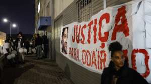 Familiares e amigos de Odair Moniz, cidadão cabo-verdiano baleado por um agente da Polícia de Segurança Pública (PSP) na madrugada de segunda-feira no Bairro da Cova da Moura, prestam a sua homenagem durante uma vigília promovida pelo movimento Vida Justa, uma semana após a sua morte, no Bairro do Zambujal, na Amadora, 28 de outubro de 2024. ANTÓNIO PEDRO SANTOS/LUSA