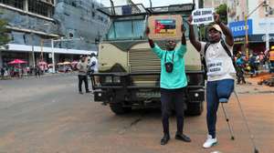 Manifestantes pró Venâncio Mondlane protestam contra o processo eleitoral ocupando as ruas, impendido o trânsito e espalhando contentores do lixo e pedras pelas vias, em Maputo, Moçambique, 27 de novembro de 2024. O candidato presidencial Venâncio Mondlane apelou à população moçambicana para, durante três dias, a partir de hoje, abandonar os carros a partir das 08:00 nas ruas, com cartazes de contestação eleitoral, até regressarem do trabalho. LUÍSA NHANTUMBO/LUSA