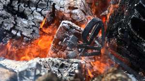 Um ferro aquecido na fogueira para ferrar um cavalo, em Alpalhão, 13 de Dezembro 2009. É com este método tradicional numa herdade em Alpalhão (Portalegre) que se efectua a marcação dos cavalos, a alternativa a esta técnica tradicional é o uso de azoto líquido, menos doloroso para o animal mas que tem algumas limitações só podendo ser usado em animais escuros. (ACOMPANHA TEXTO). NUNO VEIGA / LUSA