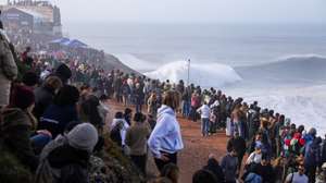 Centenas de pessoas estão reunidas no Forte de São Miguel Arcanjo, na Nazaré, para ver as ondas gigantes no Nazaré Big Wave Challenge, prova que anualmente reúne algumas das maiores estrelas do surf de ondas grandes, na Praia do Norte, 13 de dezembro de 2025. PAULO CUNHA/LUSA