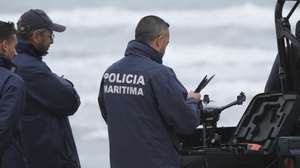 Agentes da Polícia Marítima participam nos trabalhos de resgate da embarcação de pesca que virou ao largo das praias de São Pedro do Moel e de Vieira, causando a morte a três pessoas e sete estão desaparecidas, na praia do Samouco, Marinha Grande, 03 de julho de 2024. Oito pessoas foram resgatadas e transportadas para o Porto da Figueira da Foz. CARLOS BARROSO/LUSA