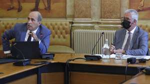 O deputado socialista e relator da  Comissão Eventual de Inquérito Parlamentar às perdas registadas pelo Novo Banco e imputadas ao Fundo de Resolução, Fernando Anastácio (E), acompanhado pelo presidente da Comissão, Fernando Negrão, durante a apresentação do relatório da referida comissão na Assembleia da República, em Lisboa, 20 de julho de 2021. ANTÓNIO COTRIM/LUSA