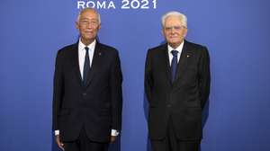 O Presidente da República, Marcelo da Rebelo de Sousa (E), acompanhado pelo Presidente da República de Itália, Sergio Mattarella (D), durante uma reunião, em Roma, com homólogos da União Europeia (UE) que integram o Grupo de Arraiolos, na 16.ª edição da iniciativa fundada pelo antigo chefe de Estado Jorge Sampaio, em Roma, Itália, 15 de setembro de 2021. Na chegada à Roma, na terça-feira ao final do dia, Marcelo Rebelo de Sousa anunciou que os 15 chefes de Estado iriam, nesta reunião, prestar homenagem ao antigo Presidente da República Jorge Sampaio, que morreu na passada sexta-feira. MIGUEL FIGUEIREDO LOPES/PRESIDÊNCIA DA REPÚBLICA/LUSA