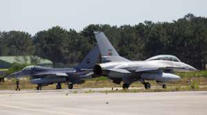 Aeronaves F-16 MLU da Esquadra 201/301, da Quick Reaction Alert (QRA) da Força Aérea Portuguesa, preparam-se para descolar na Base Aérea N.º 5 durante a apresentação do papel das aeronaves no plano de segurança do espaço aéreo, no QRA e na Interdição Aérea e Escolta do avião Papal, em Monte Real, Leiria, em 28 de julho de 2023. PAULO CUNHA/LUSA
