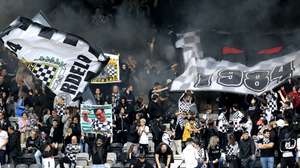 Adeptos festejam momentos antes do jogo da Primeira Liga de futebol entre o Boavista FC e o Portimonense SC, disputado no Estádio do Bessa no Porto, 28 de janeiro de 2024. MANUEL FERNANDO ARAÚJO/LUSA